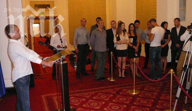 Младеж от ДПС в парламента: Хасан, скромни политици няма!