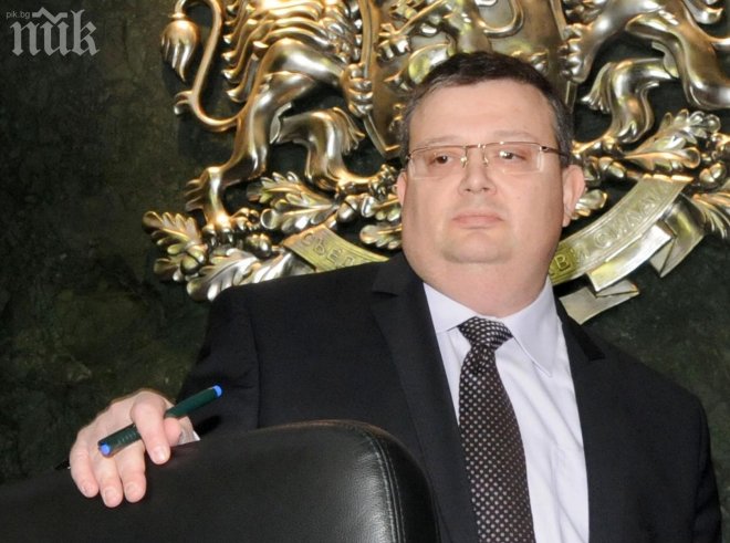 Прокуратурата ще се самосезира за действия на полицаи по време на кървавия сблъсък пред НС