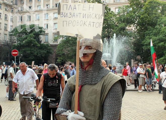 Платен византийски провокатор се изправи мълчаливо срещу властта (снимки)
