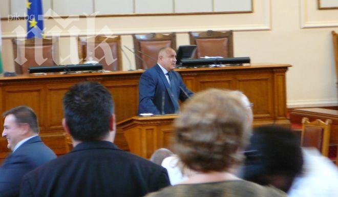  Борисов държи пламенна реч пред празна зала след края на пленарния ден