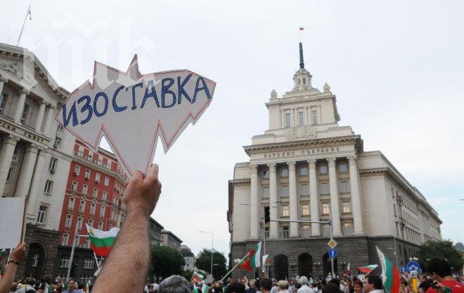 Протестът в София променя маршрута си, тръгва по домовете на властта