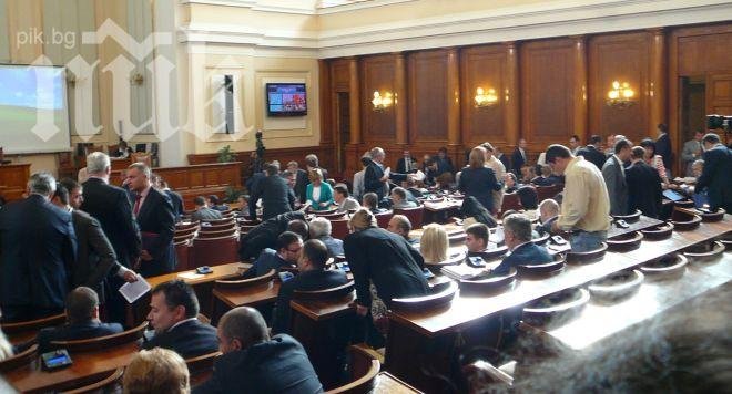 Парадокс! Актуализацията на бюджета мина благодарение на ГЕРБ и „Атака“