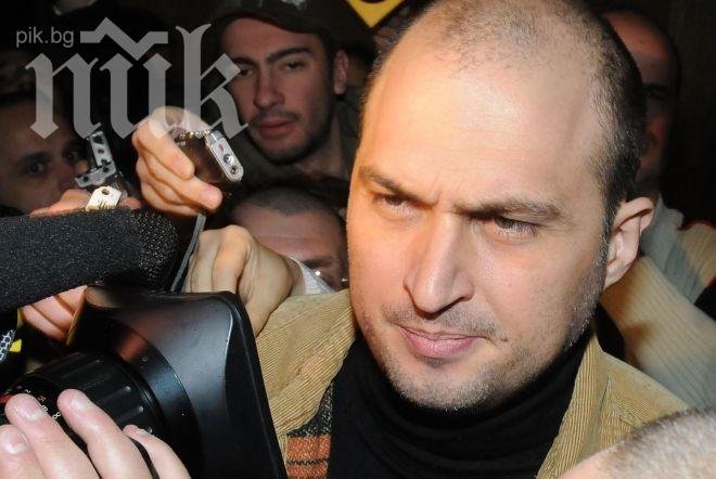 Стефан Гамизов яха протеста, хората обаче не му обръщат внимание