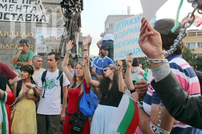 Протестиращи се оковаха във вериги - символ на социалната политика на правителството