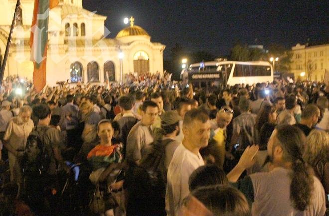 Във Фейсбук пуснаха инструкции за протестиращи при сблъсъци с полицията