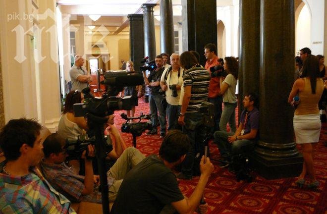 Репортери не пускат Борисов до тоалетната, пресаташето му беснее