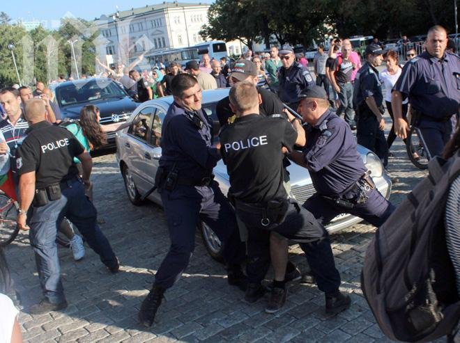 Предупреждение: Скоро ще има коктейли Молотов и смъртни случаи на протестите
