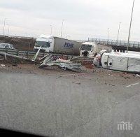 САМО В ПИК: Хладилен камион с месо разкъса мантинелата и се преобърна на Околовръстното