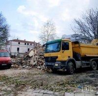 Багери сринаха стари складове в сърцето на Бургас