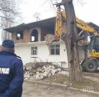 Събарят незаконни къщи в Арман махала
