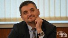 САМО В ПИК И "РЕТРО": Модният гуру на БСП Кирил Добрев се запасва с колан за 810 лв. (СНИМКА)