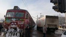 Водач разби камиона си във влак, пресичал прелез