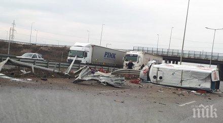 пик хладилен камион месо разкъса мантинелата преобърна околовръстното