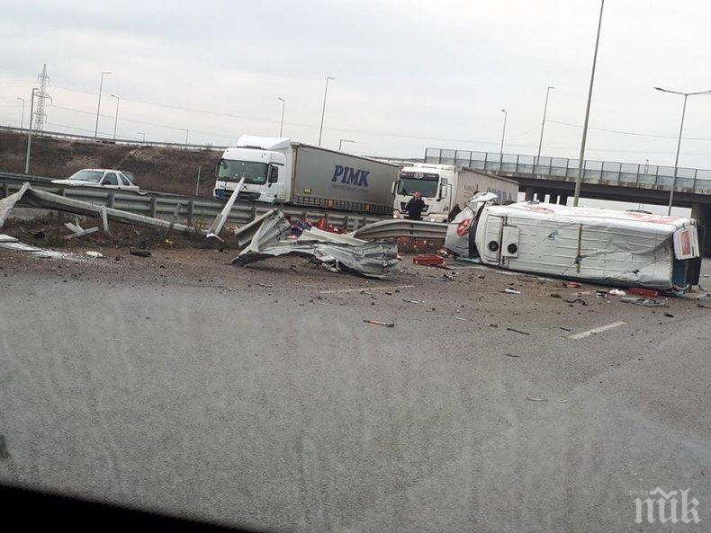 САМО В ПИК: Хладилен камион с месо разкъса мантинелата и се преобърна на Околовръстното