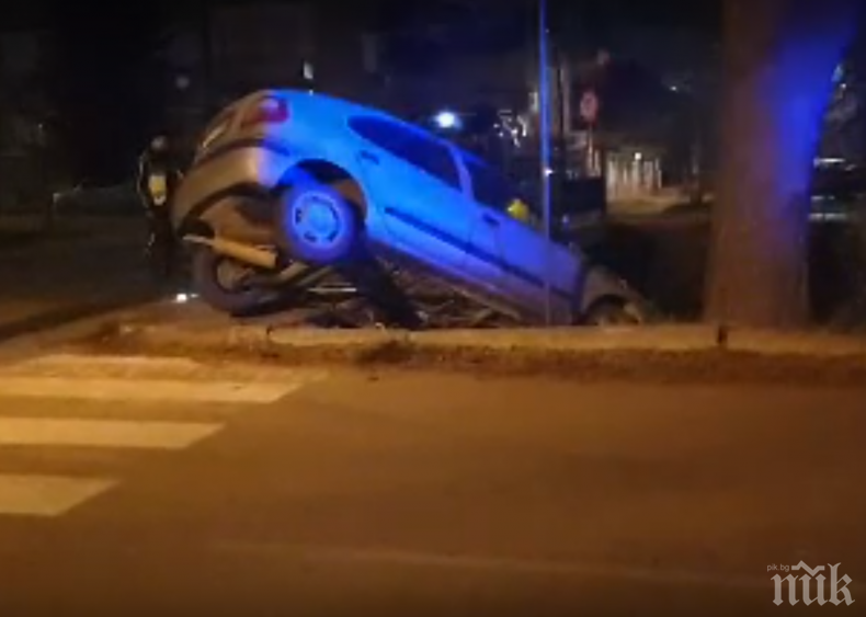 Кола излетя от пътя в Казанлък и падна в река 