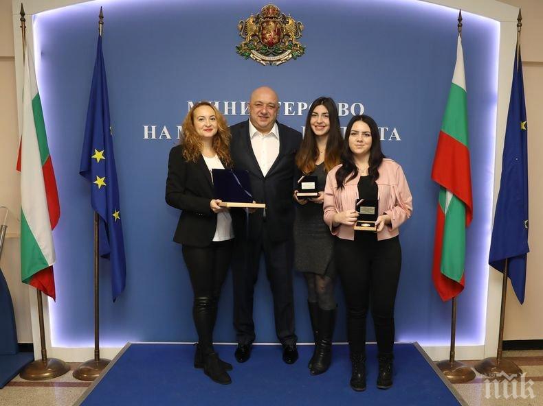 Кралев награди Антоанета Стефанова за двата медала от Европейското първенство по шахмат 
