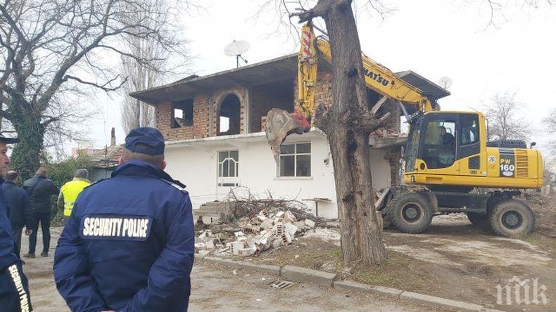 Събарят незаконни къщи в Арман махала
