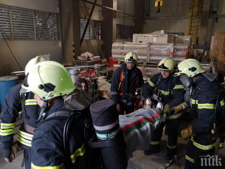 МАЩАБНО: Огнеборци гасиха пожар във водещо предприятие в Пещера (СНИМКИ)