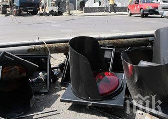 Нещо става със светофарите в София! Един се срути на централно кръстовище, друг показва хем червено, хем зелено