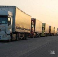 Шофьори блокират Франция с коли и камиони Шофьори блокират Франция с коли и камиони
