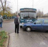 ЕКШЪН НА ПЪТЯ: Шофьор на тролей се нахвърли на засякъл го водач (СНИМКА)