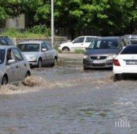 Проливни дъждове наводниха пътища в Гърция, ветрове спряха фериботи
