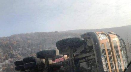 мъж опасност живота заради обърнат камион
