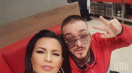 стюардеса вдъхнови криско новото парче