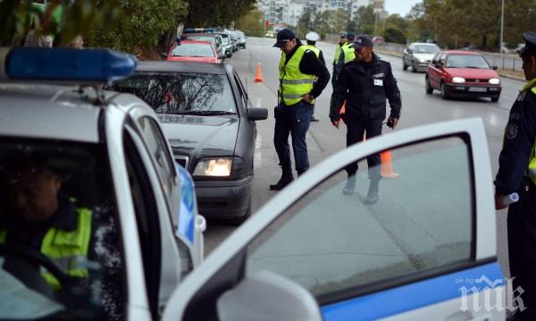 Хванаха мъж да шофира с книжка на покойник