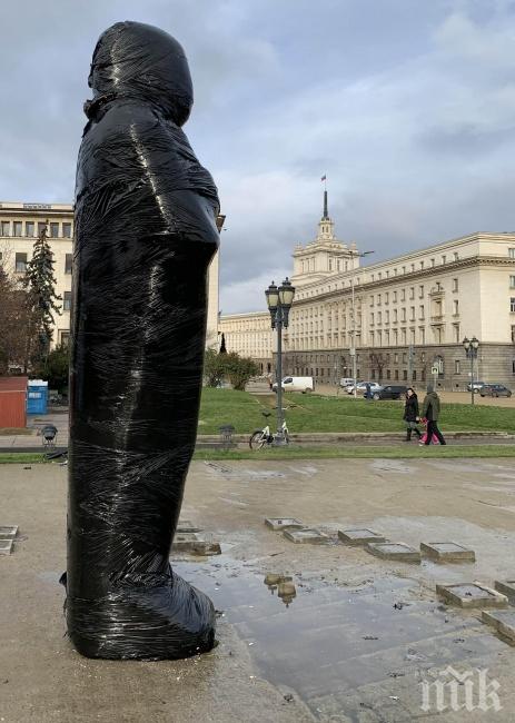 Мумия на комунизма цъфна в центъра на София (СНИМКА)