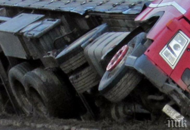 ТИР отнесе стълб и мантинела в Русе