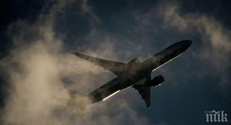 Инцидент във въздуха: Пътнически самолет в САЩ кацна принудително заради запален двигател