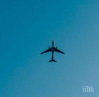 В САЩ забраниха на мъж да се качи на самолет с ...

 