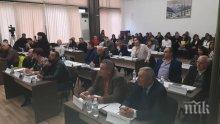 Дядо Мраз зарадва общинските съветници в Дупница - от Нова година ще прибират двойни заплати