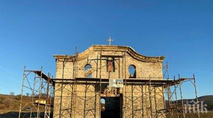 спасяват потопената църква