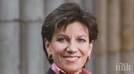 палава кметица ожени приятелката