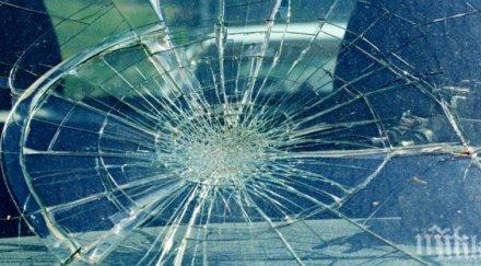 лек автомобил заби стълб жена пострада