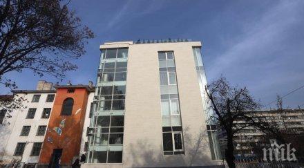 националната художествена академия червено дефицитът 600 хил лева