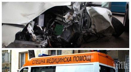 кърваво меле пътя челен удар бус кола души потрошени