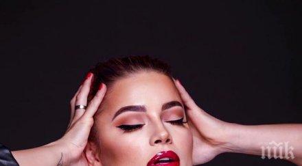 жени джаферович пръска сексапил басейна снимка