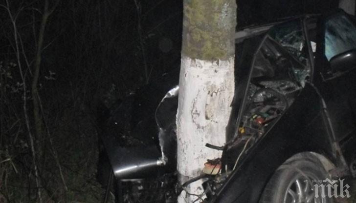 Млад шофьор загина след удар в дърво