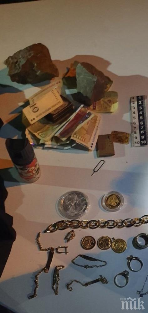 Заловиха двама, плячкосали злато и сребърни накити 