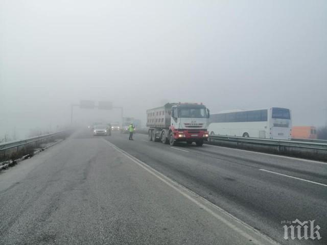 ОТ ПОСЛЕДНИТЕ МИНУТИ: Затвориха част от магистрала Тракия заради теч на метан от товарен автомобил