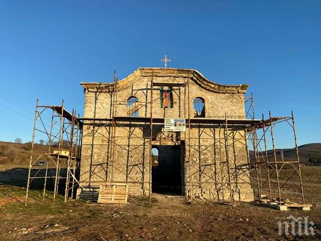 Спасяват Потопената църква