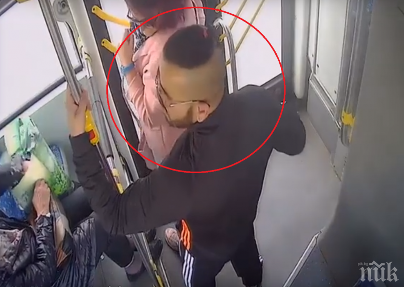 ГНУСНО! Мазен циганин мастурбира в столичен автобус (ВИДЕО 18+)