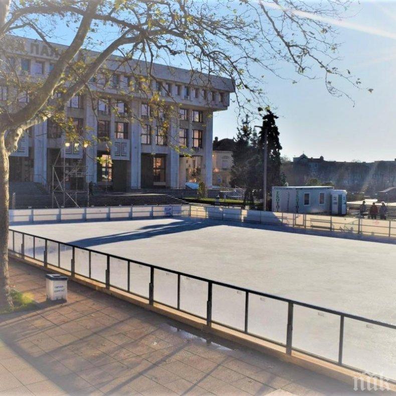 Пускат ледената пързалка в Бургас