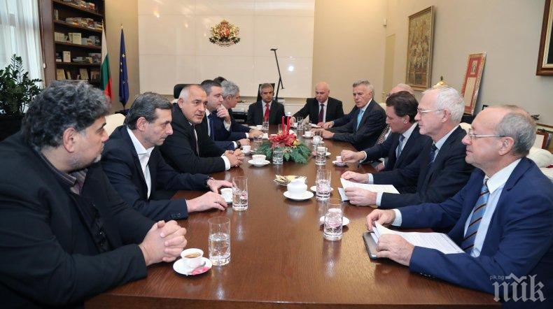 СУПЕР НОВИНА: Борисов се разбра с работодатели и синдикати за 40 мерки (СНИМКИ)