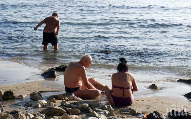 Варненци се топнаха в морето предпразнично