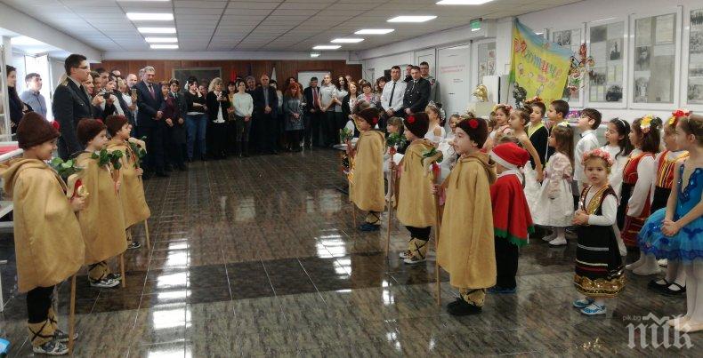 Коледарчета от детска градина изнесоха концерт в Националната пожарна (СНИМКИ)