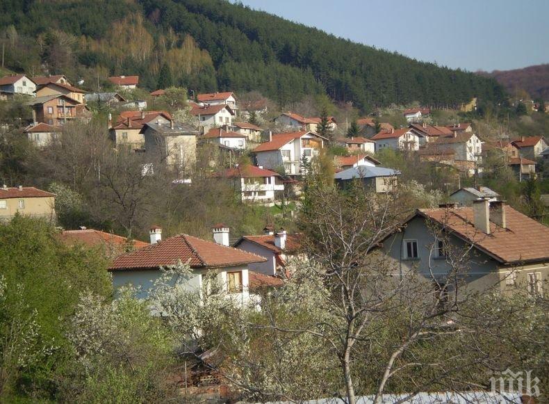 Доброволци от Пернишко с акция за почистване на водосбора “Сива Грамада”

 